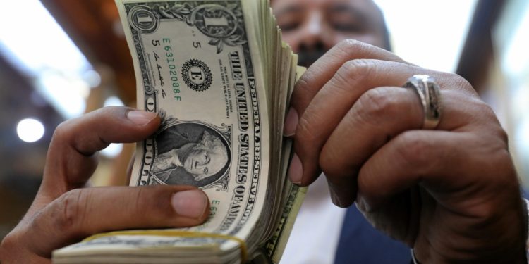 تحويلات المصريين العاملين بالخارج تنمو خلال الشهور العشرة الأولى من 2025