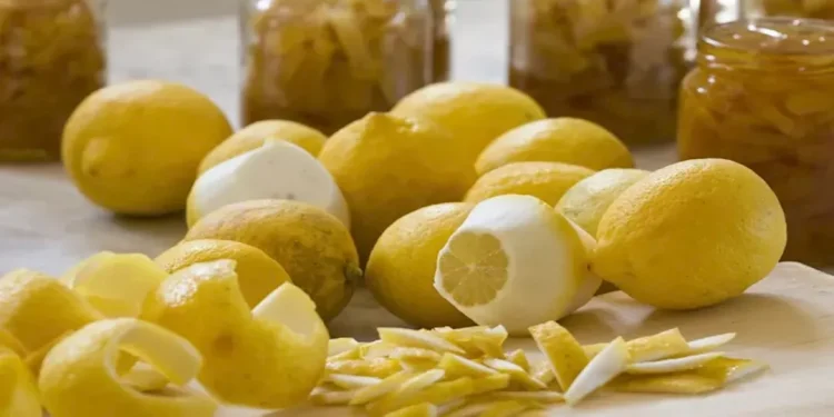 منها حماية القلب وتعزيز المناعة… 6 فوائد مذهلة لقشر الليمون تعرف عليها..