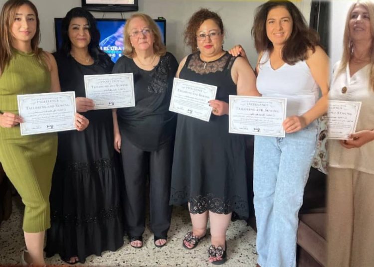 المصمّمة نجاح مهنا لـ حرمون: يمكن للمرأة في بلادنا أن تهز السرير بيمناها والعالم بيسراها