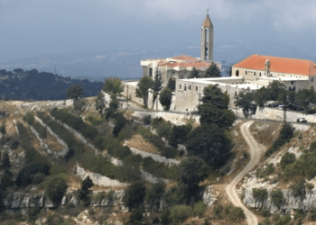 بدء توافد المواطنين الى دير مار مارون في عنايا لاستقبال الحبر الاعظم