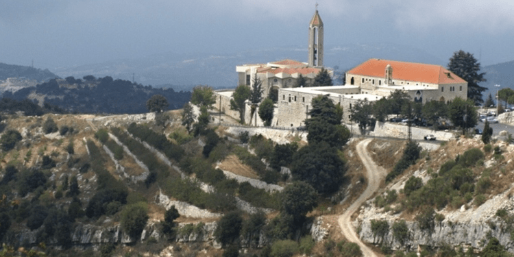 بدء توافد المواطنين الى دير مار مارون في عنايا لاستقبال الحبر الاعظم