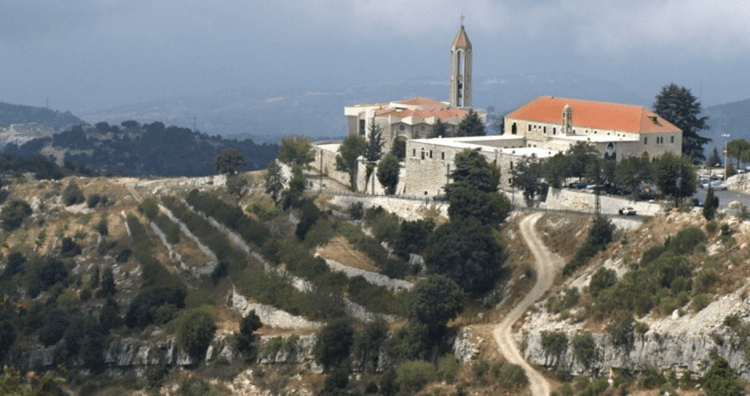 بدء توافد المواطنين الى دير مار مارون في عنايا لاستقبال الحبر الاعظم