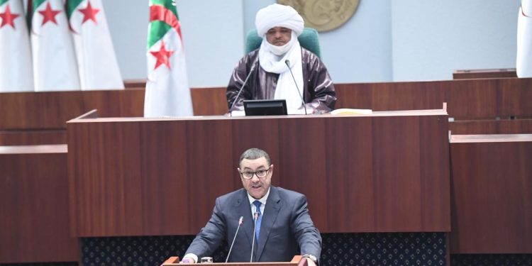 الجزائر تكشف مخططاً احتيالياً لتهريب العملة باستخدام العاطلين