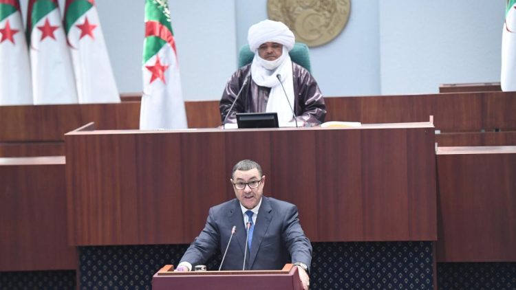 الجزائر تكشف مخططاً احتيالياً لتهريب العملة باستخدام العاطلين