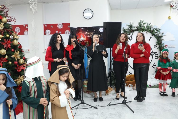 الدكتورة السهيل تشارك الراهبة بدر بإضاءة شجرة عيد الميلاد في مدرسة راهبات الوردية بالشميساني