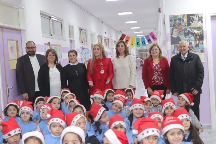 الدكتورة السهيل تشارك الراهبة بدر بإضاءة شجرة عيد الميلاد في مدرسة راهبات الوردية بالشميساني