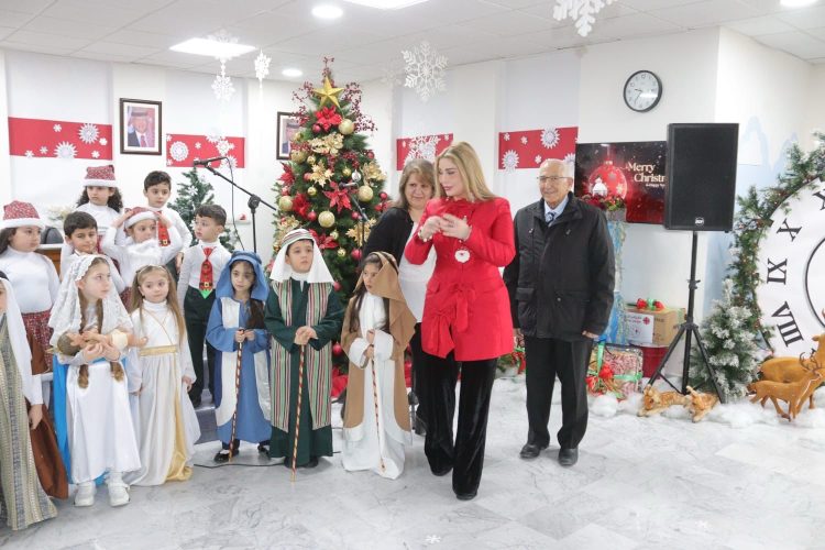 الدكتورة السهيل تشارك الراهبة بدر بإضاءة شجرة عيد الميلاد في مدرسة راهبات الوردية بالشميساني