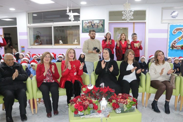 الدكتورة السهيل تشارك الراهبة بدر بإضاءة شجرة عيد الميلاد في مدرسة راهبات الوردية بالشميساني
