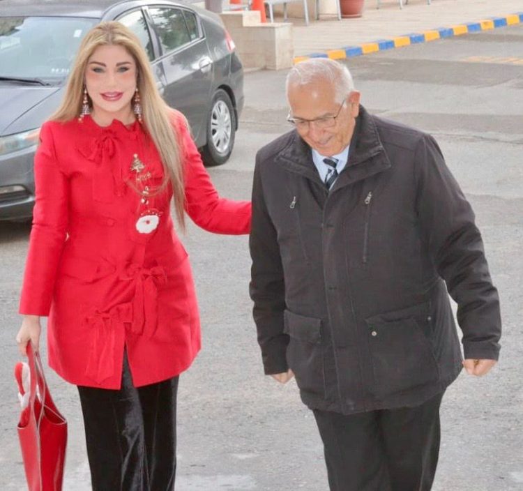 الدكتورة السهيل تشارك الراهبة بدر بإضاءة شجرة عيد الميلاد في مدرسة راهبات الوردية بالشميساني