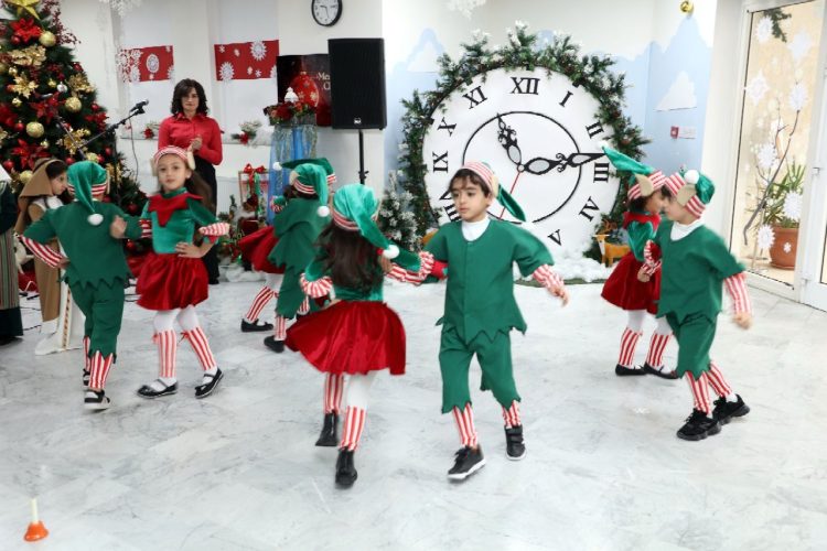 الدكتورة السهيل تشارك الراهبة بدر بإضاءة شجرة عيد الميلاد في مدرسة راهبات الوردية بالشميساني