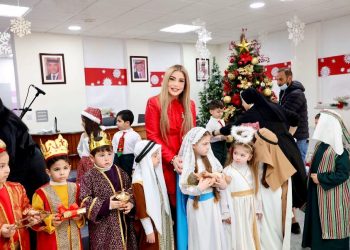 الدكتورة السهيل تشارك الراهبة بدر بإضاءة شجرة عيد الميلاد في مدرسة راهبات الوردية بالشميساني