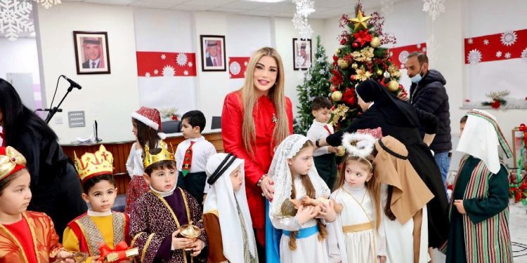 الدكتورة السهيل تشارك الراهبة بدر بإضاءة شجرة عيد الميلاد في مدرسة راهبات الوردية بالشميساني