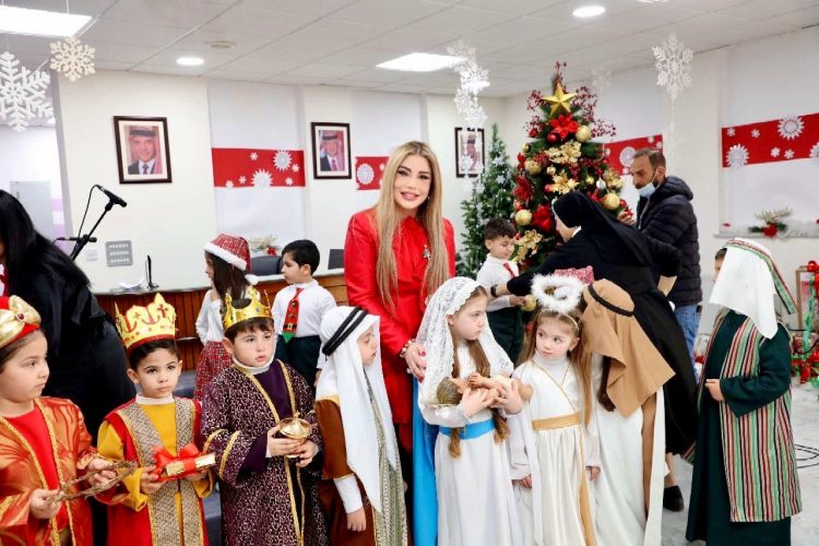 الدكتورة السهيل تشارك الراهبة بدر بإضاءة شجرة عيد الميلاد في مدرسة راهبات الوردية بالشميساني