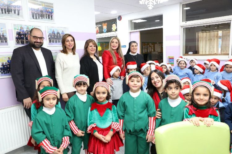 الدكتورة السهيل تشارك الراهبة بدر بإضاءة شجرة عيد الميلاد في مدرسة راهبات الوردية بالشميساني