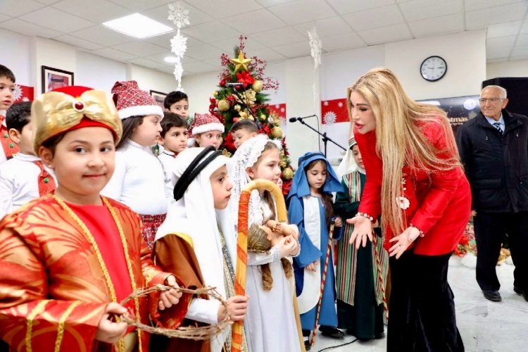 الدكتورة السهيل تشارك الراهبة بدر بإضاءة شجرة عيد الميلاد في مدرسة راهبات الوردية بالشميساني