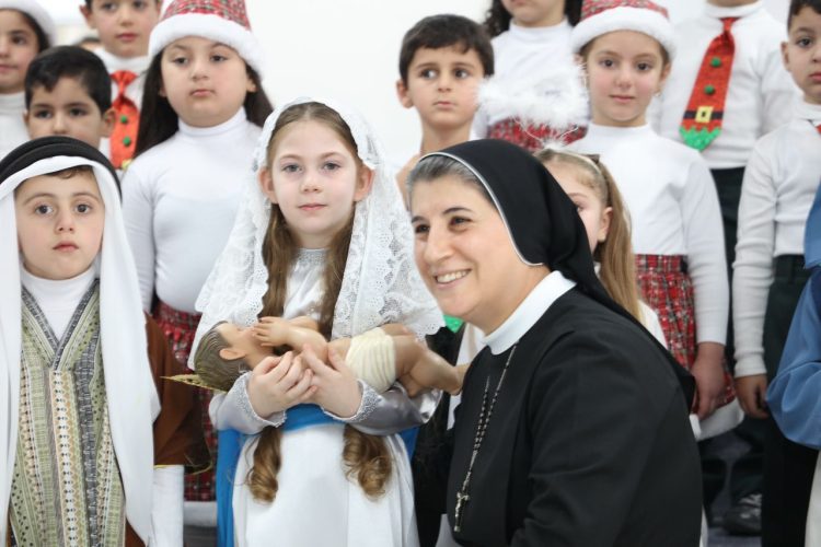 الدكتورة السهيل تشارك الراهبة بدر بإضاءة شجرة عيد الميلاد في مدرسة راهبات الوردية بالشميساني