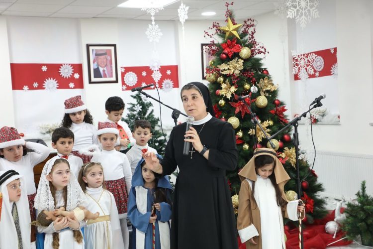 الدكتورة السهيل تشارك الراهبة بدر بإضاءة شجرة عيد الميلاد في مدرسة راهبات الوردية بالشميساني