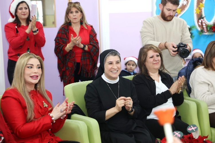 الدكتورة السهيل تشارك الراهبة بدر بإضاءة شجرة عيد الميلاد في مدرسة راهبات الوردية بالشميساني