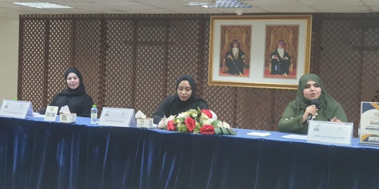 جلسة حوارية عن “ملتقى التمكين المهني للأشخاص ذوي الإعاقة” في مكتبة دار الكتاب العامة – صلالة