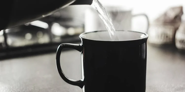 ماذا يحدث لجسمك عند شرب الماء الدافئ على معدة فارغة صباحا؟