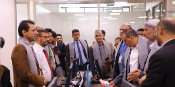 اليمن.. القائم بأعمال رئيس الوزراء يدشن مركز النافذة الواحدة لخدمات المستثمر
