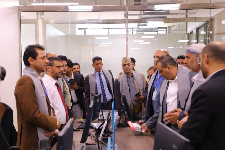 اليمن.. القائم بأعمال رئيس الوزراء يدشن مركز النافذة الواحدة لخدمات المستثمر