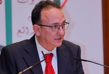 المحامي عمر الخطيب وقع كتابه “الاحتراف في العقود… “