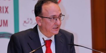 المحامي عمر الخطيب وقع كتابه “الاحتراف في العقود… “