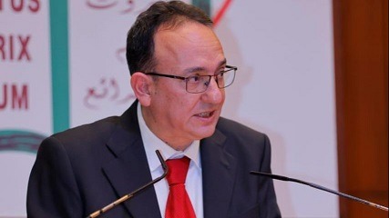 المحامي عمر الخطيب وقع كتابه “الاحتراف في العقود… “