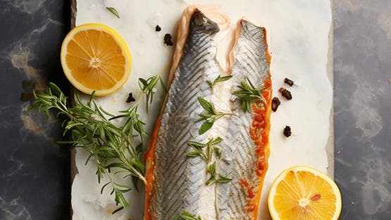 منها السلمون والسردين..5 خيارات غنية بالأوميغا-3 والبروتين