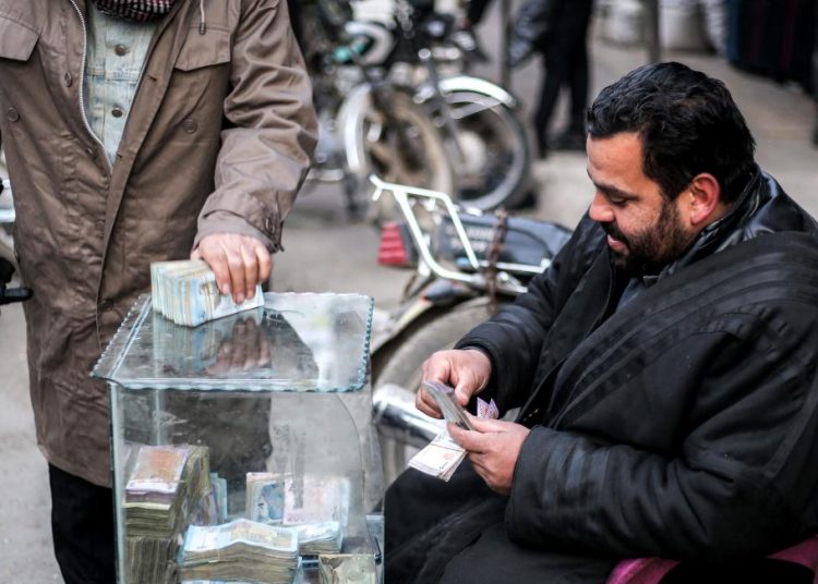 بدء الاستبدال النقدي.. كيف يتعامل السوريون مع الأسعار بالليرتين؟