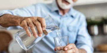 كوب ماء صباحاً في الشتاء يحمي قلبك ودماغك من الجلطات