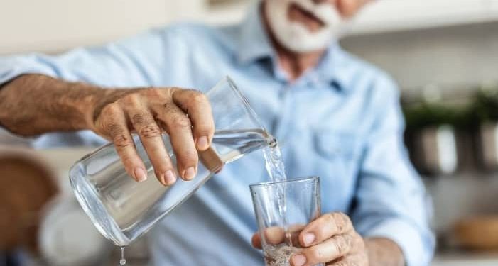 كوب ماء صباحاً في الشتاء يحمي قلبك ودماغك من الجلطات