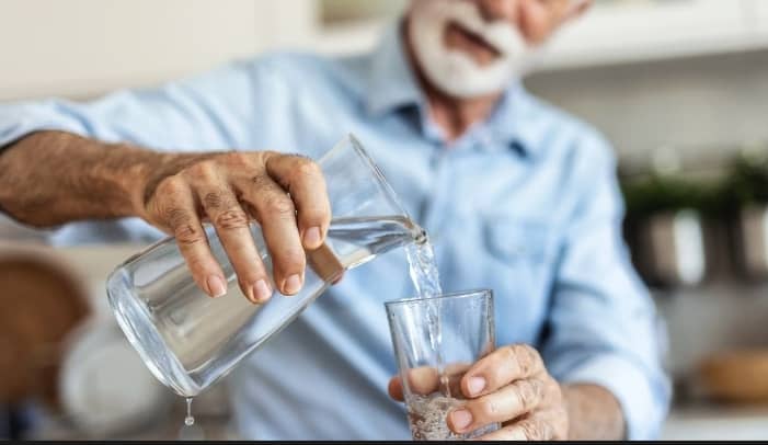 كوب ماء صباحاً في الشتاء يحمي قلبك ودماغك من الجلطات