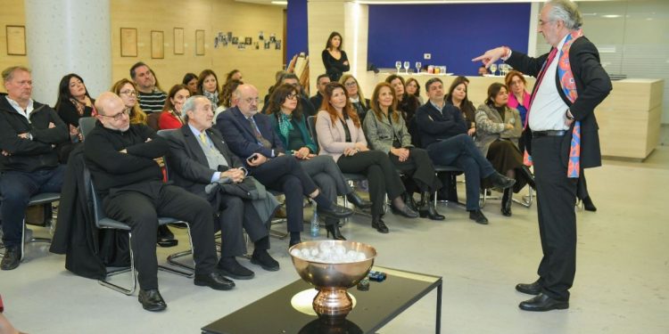 لقاء في جامعة الروح القدس عن القيادة في زمن التعقيد والذكاء الاصطناعي