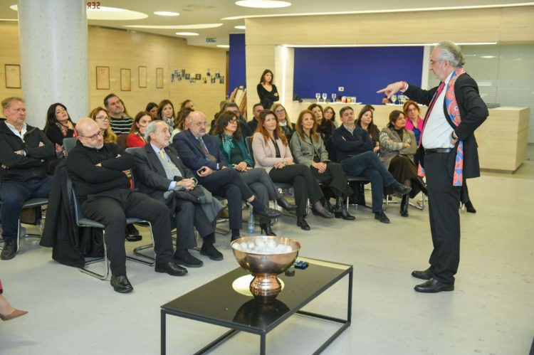 لقاء في جامعة الروح القدس عن القيادة في زمن التعقيد والذكاء الاصطناعي