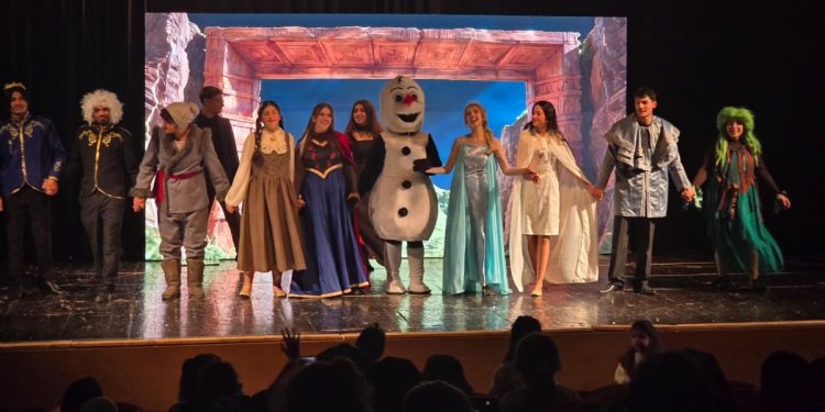 عرض مستوحى من فيلم ديزني “Frozen” على مسرح الرابطة الثقافية