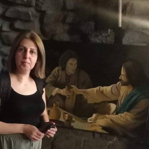 الفنانة مادونا الجرماني لـ حرمون: الفن خيط نور يربط الجمال بالحياة.. ولوحاتي سيرتي الذاتية الملونة