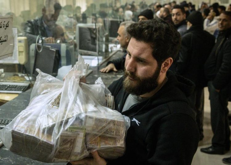 إطلاق “الليرة الجديدة” لم تحد من أزمة السيولة في سورية