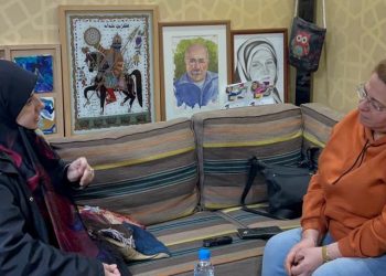 الفنانة التشكيلية أحلام عباس لـ”البناء”: العمل الفني لا ينفصل عن المحيط وتجربتي مزيج من الدهشة والابتكار