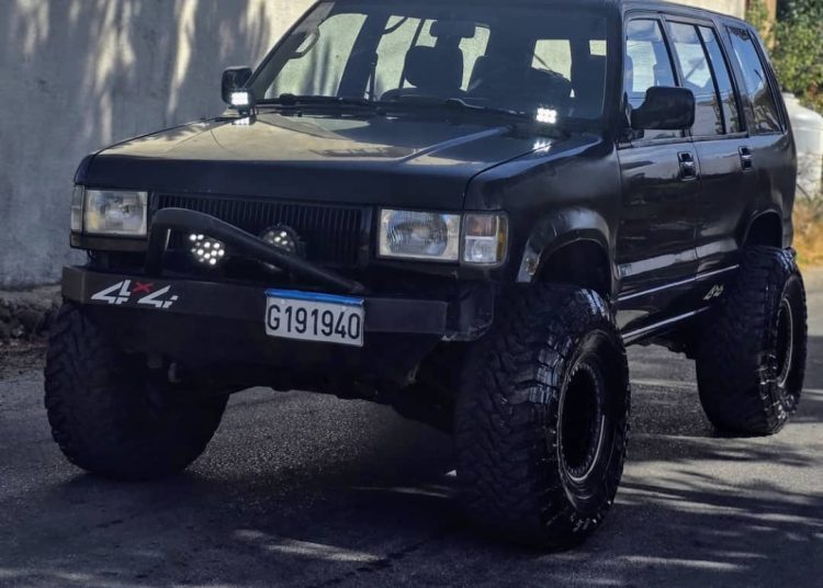 للبيع جيب jeep Isuzo نمرة مميزة