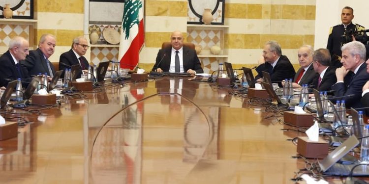 مجلس الوزراء أقرّ  ٦ رواتب إضافية لموظفي القطاع العام ورسوماً ضريبية على البنزين و القيمة المضافة وتعيينات جديدة