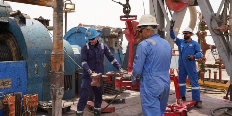 هل يتوقف إنتاج النفط في الخليج مع قرب امتلاء طاقات التخزين وتوقف الشحن؟