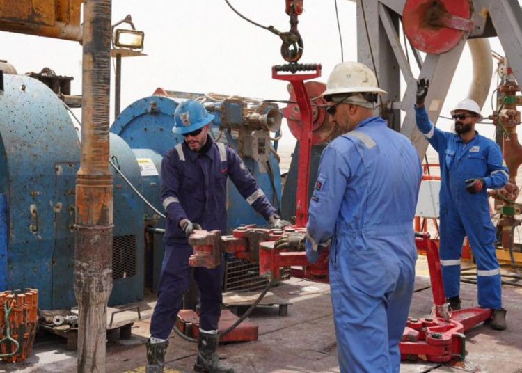 هل يتوقف إنتاج النفط في الخليج مع قرب امتلاء طاقات التخزين وتوقف الشحن؟