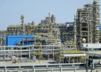 الكويت تخفض انتاج النفط وتكريره