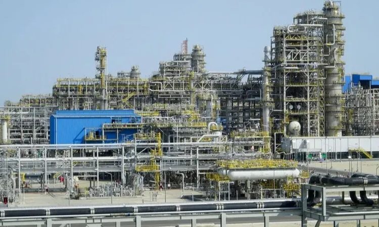 الكويت تخفض انتاج النفط وتكريره