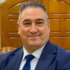 يبحث العراق عن طرق بديلة لتصدير نفطه وسط استمرار الحرب في الشرق الأوسط وتعطّل حركة الملاحة عبر مضيق هرمز، حسبما قال المتحدث باسم وزارة النفط لوكالة “فرانس برس” اليوم.   وقال صاحب بزون إن “العراق حاله حال دول المنطقة التي تأثرت فيها عملية إنتاج النفط وتسويقه إلى حد كبير جدا، فما كان أمام الحكومة العراقية إلّا أن تتوجه لتسويق النفط عبر منافذ أخرى” غير مضيق هرمز حيث كان يمرّ نحو 20 في المئة من النفط الخام في العالم.    والعراق هو عضو مؤسس في منظمة “أوبك” وثاني أكبر الدول المصدّرة فيها بمعدل 3,5 ملايين برميل يوميا قبل الحرب التي بدأتها الولايات المتحدة وإسرائيل بهجوم على إيران في 28 شباط/فبراير. وتشكل مبيعات النفط الخام 90 بالمئة من إيرادات العراق. يبحث عن طرق بديلة لتصدير النفط وسط تعطّل الملاحة عبر مضيق هرمز