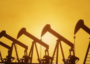 تصاعد الهجمات الصاروخية في المنطقة يحلق بأسعار النفط بعيداً