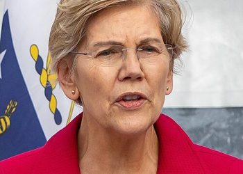 السيناتورة أليزبيت وارن: إقدام ترامب على حرب غير قانوني وخطير