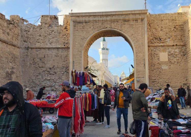 الدولار والطاقة وتكاليف الشحن تلقي بظلالها القاتمة على الأسواق الليبية